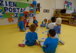 10 Dzieci siedzą w kole, odgadują postać wskazaną przez Sasetkę